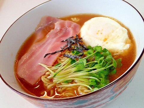 ベーコン・卵・かいわれ大根・塩昆布の味噌ラーメン